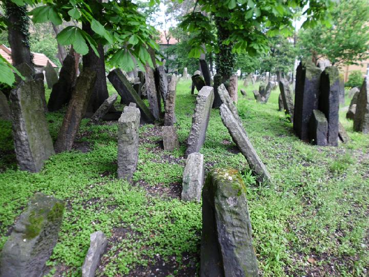 2014-04 Prague - Cimetière juif 001.JPG
